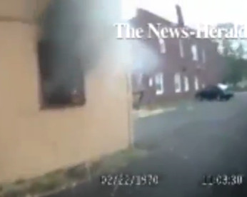 Policial registra momento em que salva homem de uma casa em chamas