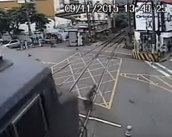 Vídeo mostra idoso atravessando linha férrea sem ver trem que quase o atropela