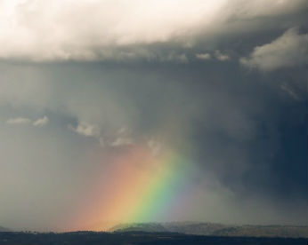 Homem filma nascimento de arco-íris e tempestades de relâmpagos em qualidade ultra-HD