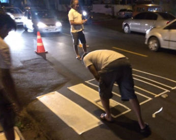 Em protesto por pedido não atendido pela prefeitura, moradores pintam própria faixa de pedestres no Recife