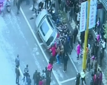 Vídeo flagra momento em que multidão vira carro para resgatar homem atropelado