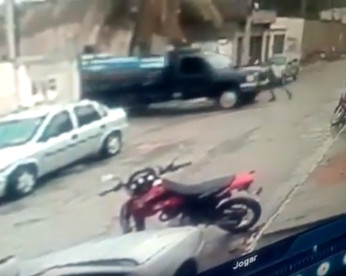 Homem tenta segurar caminhão com as mãos e morre prensado, em Santa Cruz do Capibaribe
