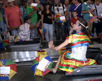 Flashmob do frevo: turistas são surpreendidos no Aeroporto do Recife