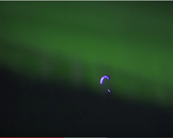 Homem filma voo de parapente durante aurora boreal na Noruega