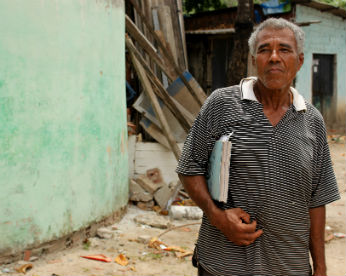 O poeta do Poço da Panela: Aos 72 anos, ele tenta aprender a ler para registrar seus versos