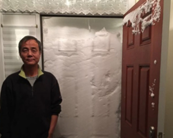 Neve acumulada em portas deixa casal em “cárcere privado”, nos EUA