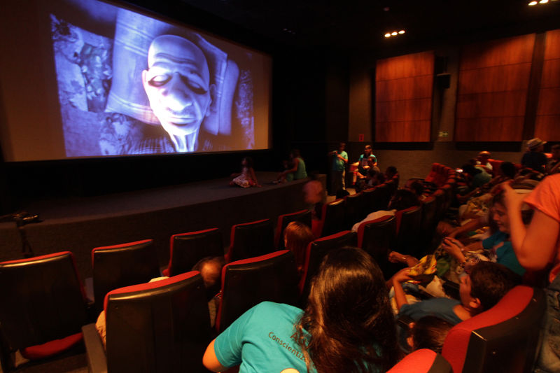 Recife recebe 1ª sessão de cinema adaptada para crianças com deficiência