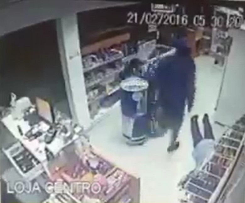 Homem de uma perna só rouba loja de posto e acaba preso