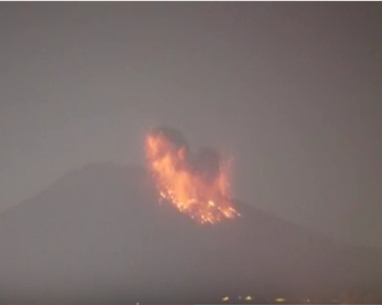 Vídeo mostra momento exato de erupção de vulcão