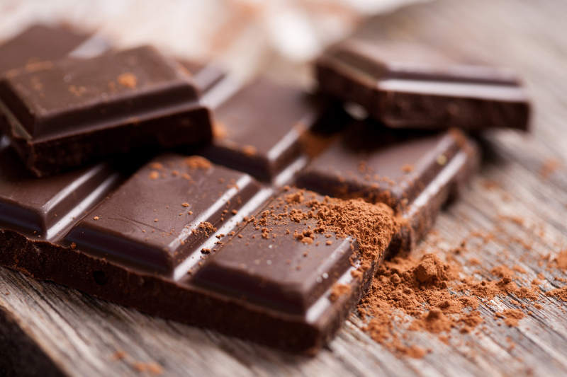 Chocolate uma vez por semana ajudaria memória e concentração, diz estudo