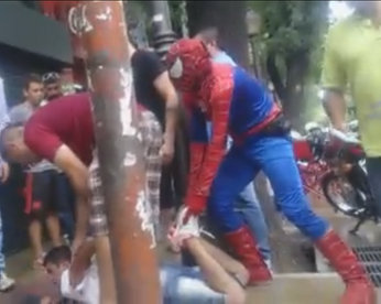 “Homem-aranha” imobiliza ladrão na Argentina