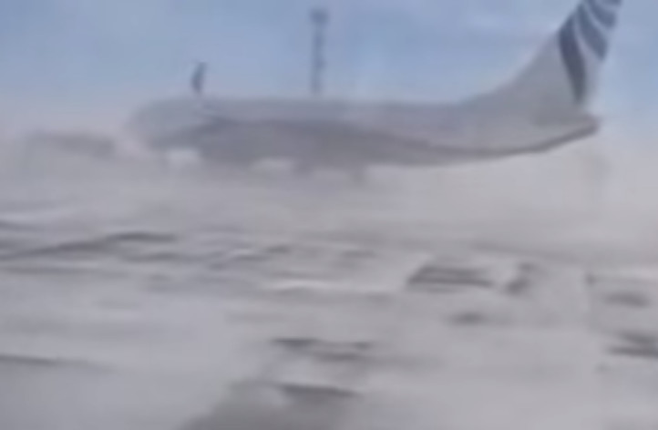 Vento faz avião lotado deslizar pela pista na Rússia