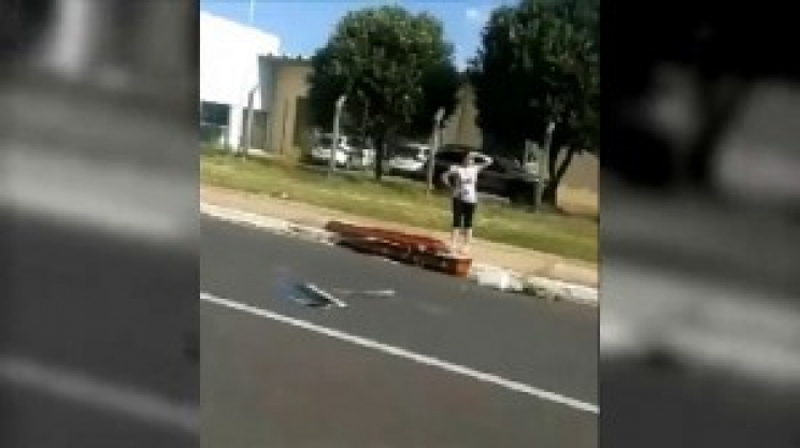Caixão cai de carro e motorista percebe 56km depois, em Minas Gerais