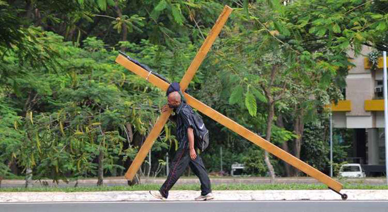 Pernambucano carrega cruz por 3 estados em protesto por 16 anos de prisão por crime que não teria cometido