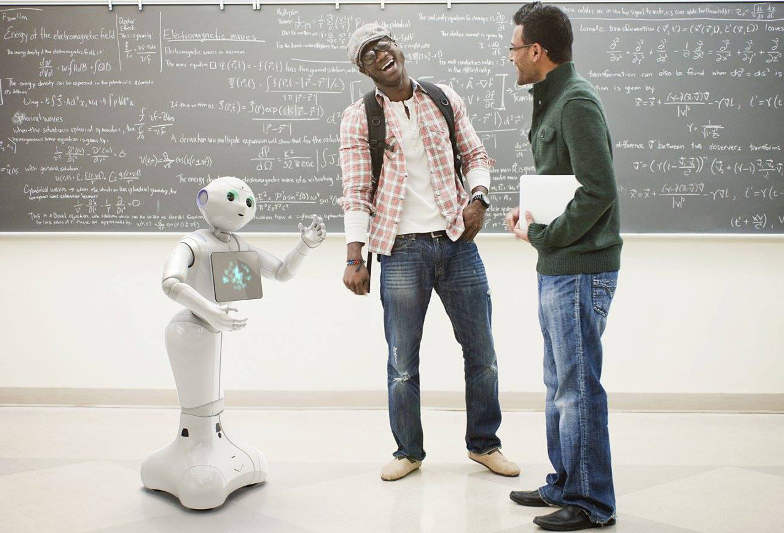 Robô é contratado para ajudar alunos, no Japão