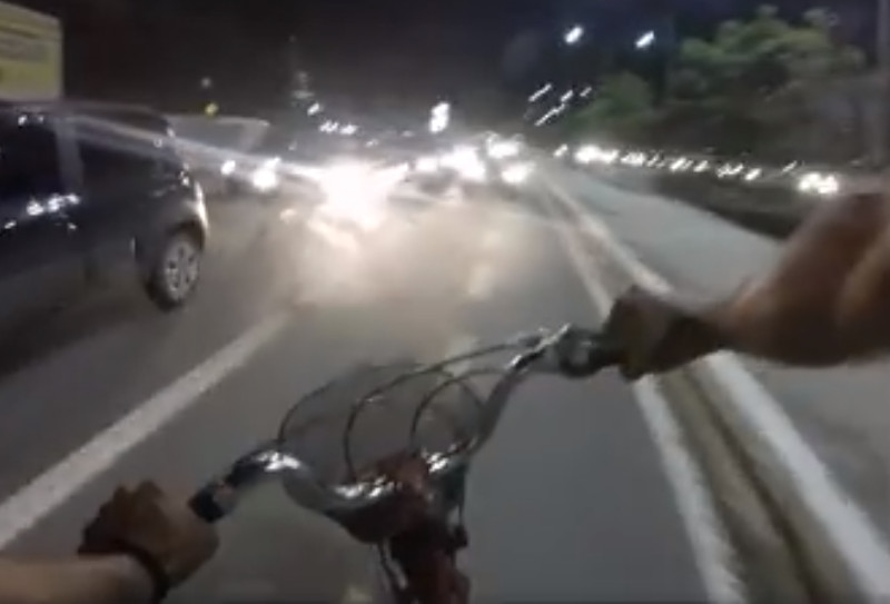 Motorista trafega por ciclofaxia e ganha lição de ciclista