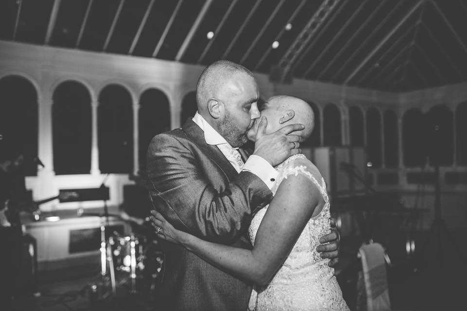 Noiva raspa cabeça em festa de casamento em homenagem a marido com câncer terminal