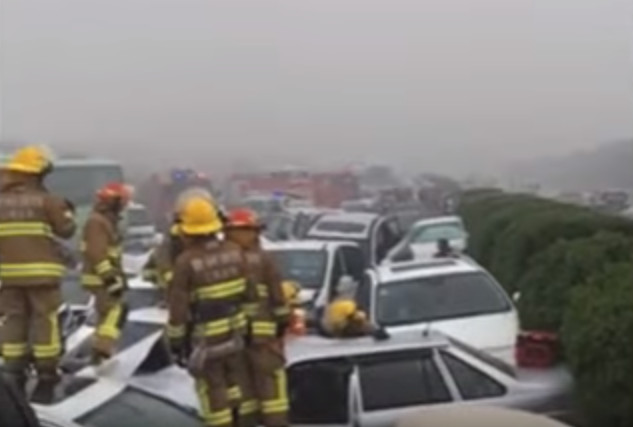 Engavetamento com 56 veículos deixa pelo menos três mortos na China