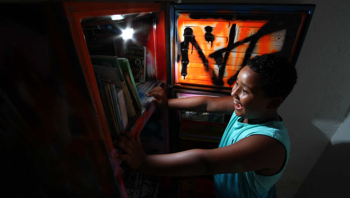 Para matar a fome de saber: Pernambuco ganha geladeira cheia de livros em comunidades
