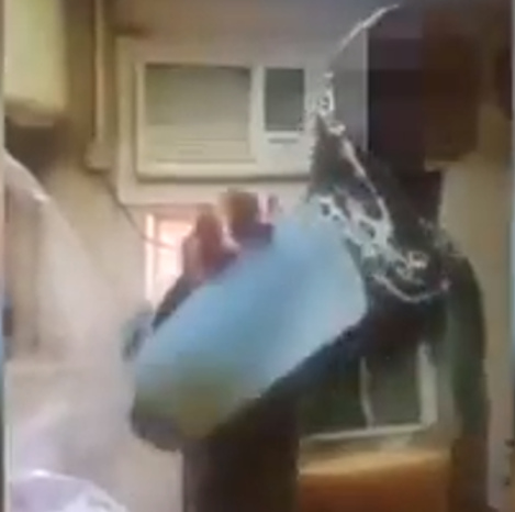 Câmera flagra mulher pondo urina em suco de patrões, na Arábia Saudita