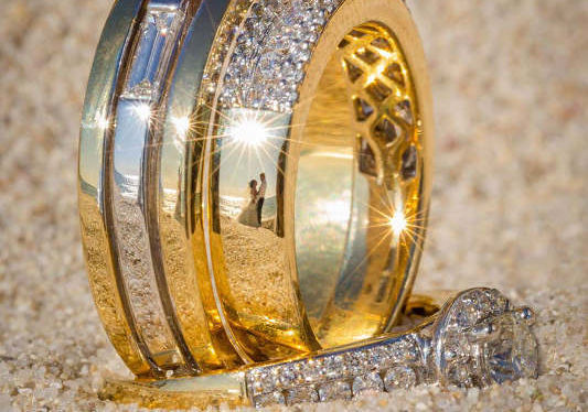 Fotógrafo registra casamentos a partir de reflexos em aliança