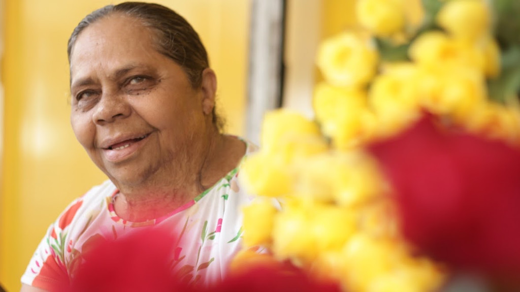 Florista, há 34 anos, oferece rosas e conselhos, no Centro do Recife
