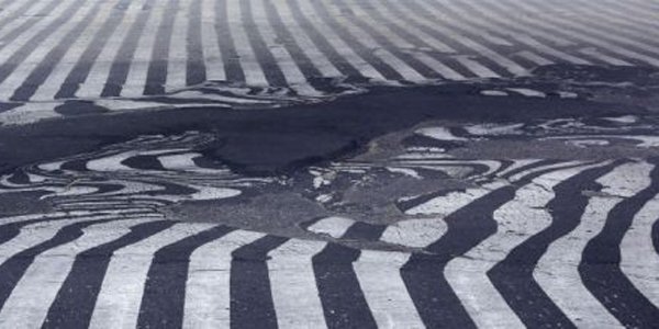 Onda de calor derrete asfalto na Índia