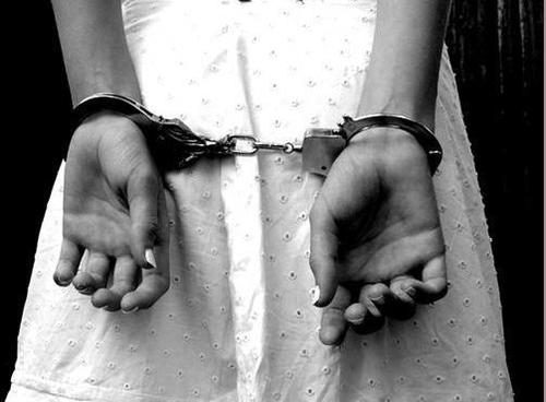 Mulher é presa por estuprar e torturar filha de sete anos