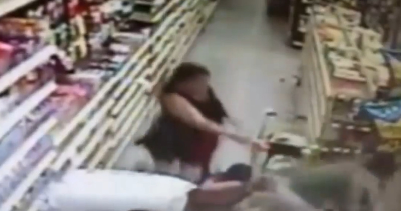 Mulher luta com sequestrador da filha em supermercado