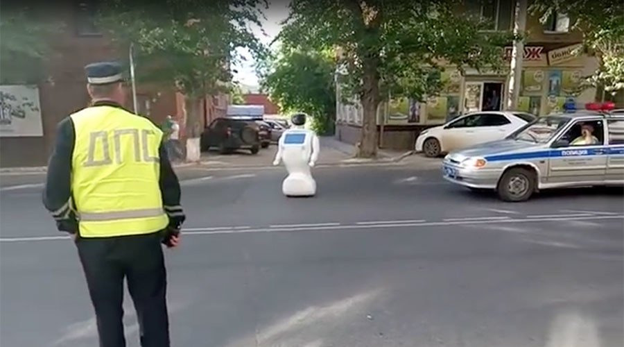 Robô escapa de laboratório e sai pelas ruas da Rússia