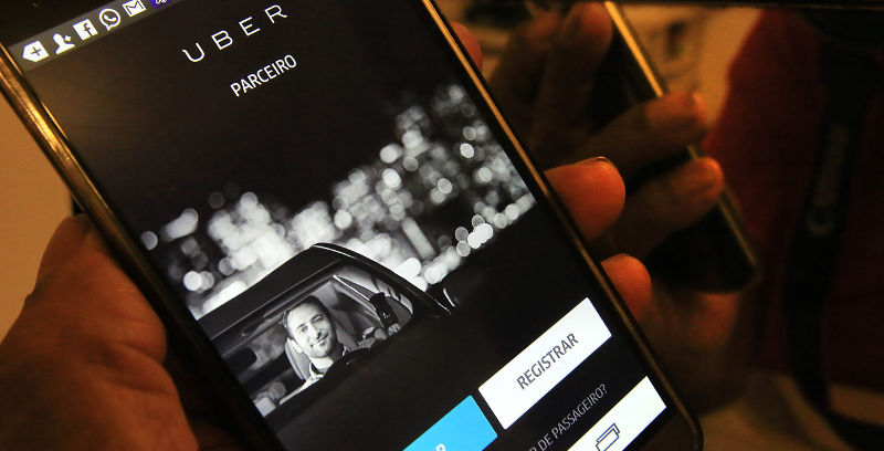 Taxistas fazem paródia homofóbica contra a Uber
