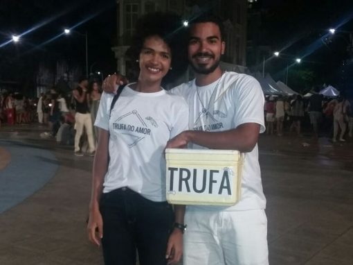 Para pagar casamento, noivos vendem trufas e coxinhas nas ruas do Recife