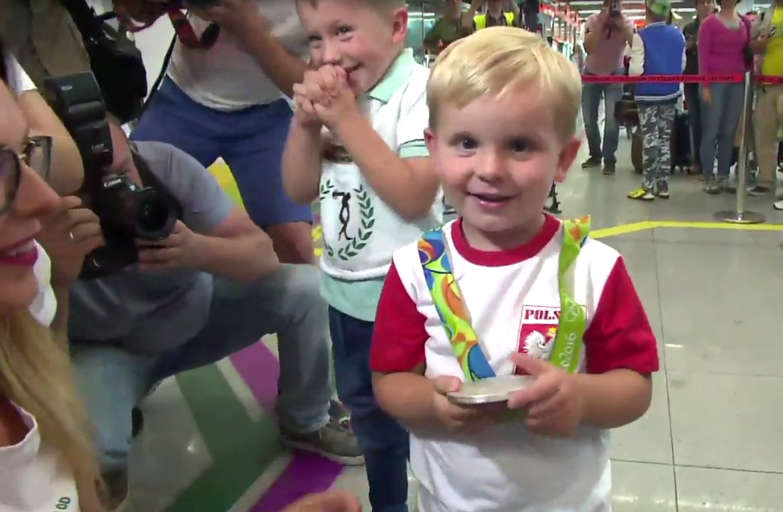 Atleta leiloa medalha da Rio-2016 por tratamento de criança