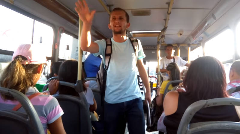 Desempregado, professor de história dá aulas em ônibus