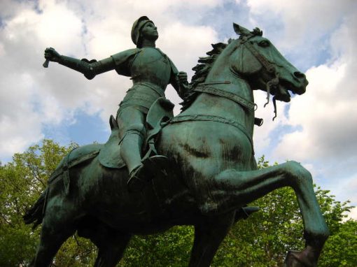 Homem rouba espada de estátua de Joana d’Arc