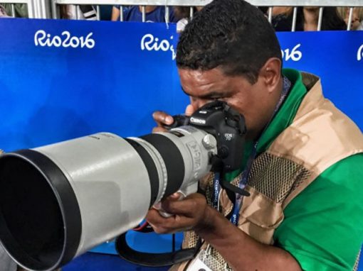 Fotógrafo cego faz sucesso registrando Paralimpíadas