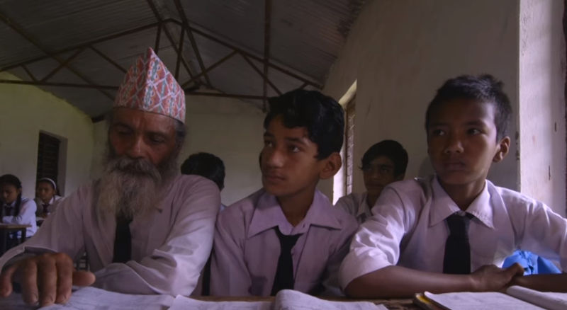 Nepalês de 69 anos caminha três horas por dia para ir à escola