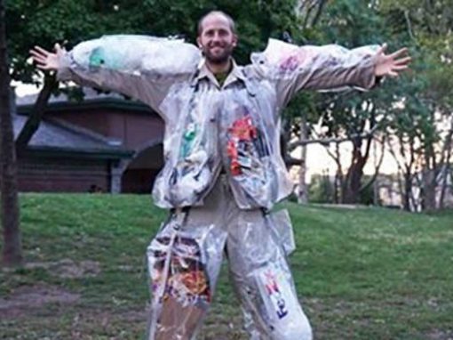 Homem veste roupa que acumula lixo produzido no dia