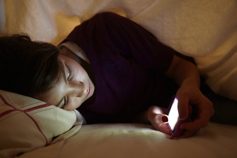 Checar o celular no meio da noite é prejudicial à saúde