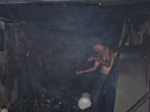 Homem tenta pôr fogo em casa de marimbondos e incendeia própria casa