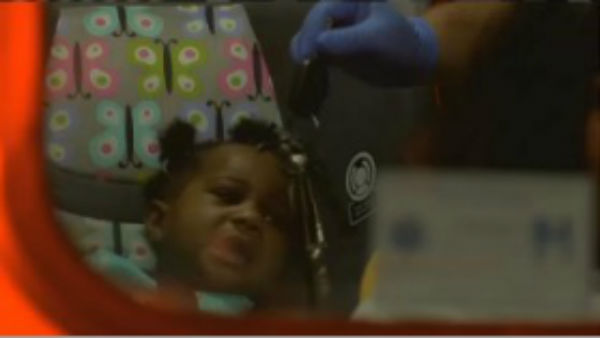 Bebê é lançada a 9 metros de distância após acidente de carro e sobrevive