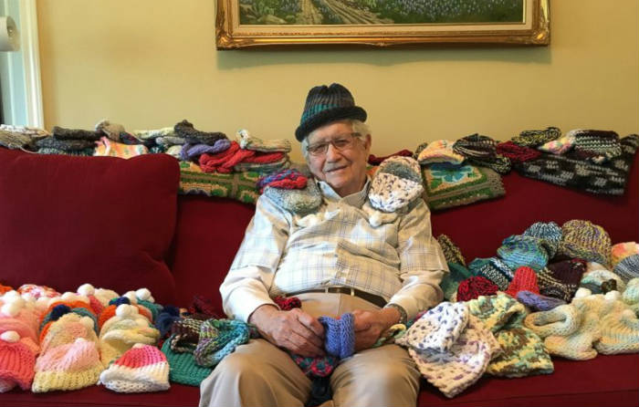 Aos 86 anos, idoso aprende a tricotar e faz toucas para bebês prematuros