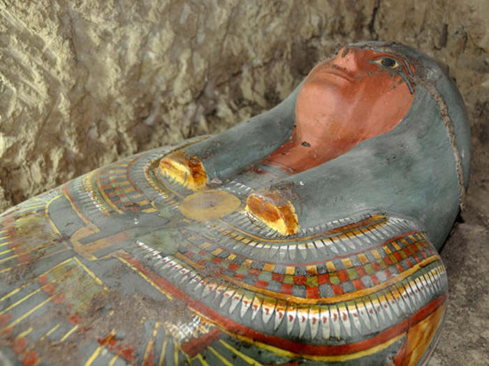Arqueólogos descobrem múmia intacta no Egito