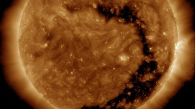 Nasa detecta “buraco” no Sol, que duplica rajada solar