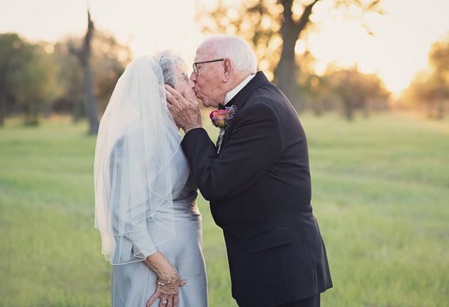 Após 70 anos, casal ganha sessão de fotos de casamento