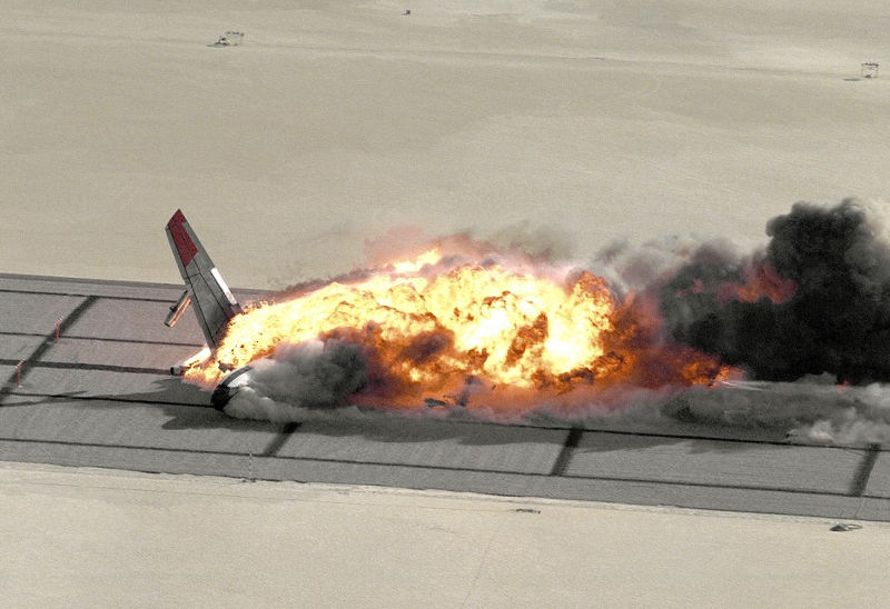 Nasa filma queda e explosão de avião em teste