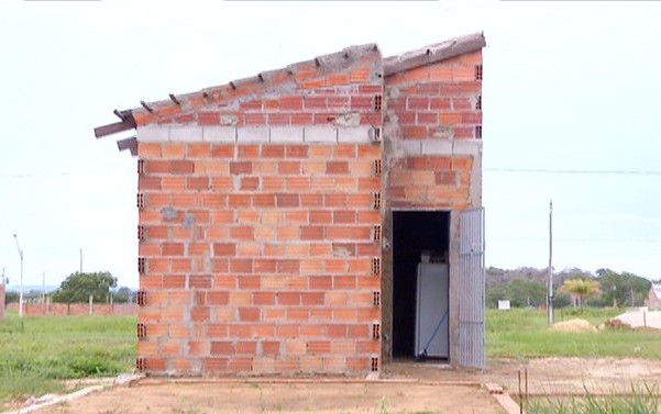 Ex-morador de rua constrói casa própria vendendo jujubas