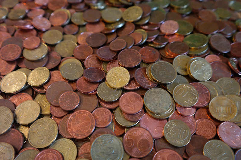 Homem paga divída de quase R$ 10 mil em moedas por vingança