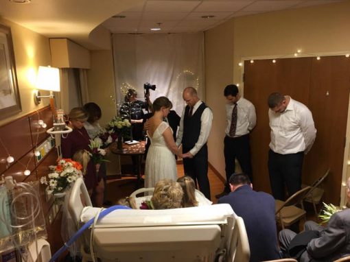 Noivos casam em hospital para mãe da noiva poder ver