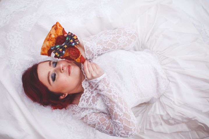 Apaixonada, mulher decide “casar” com pizza de pepperoni